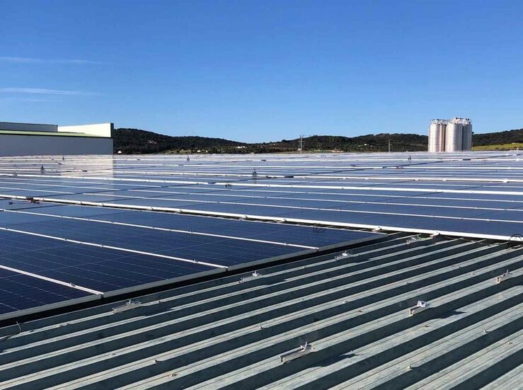 Endesa instala una planta fotovoltaica en el complejo Resilux en Higuera la Real