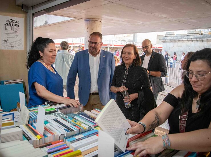 Osuna destaca el espacio idlico de la Feria del Libro que inaugur Clara Snchez