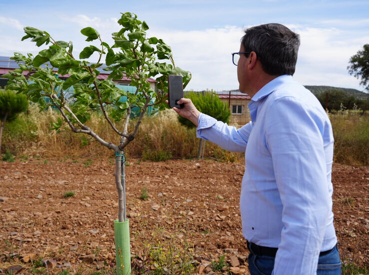 Gallardo apoya al sector primario con la visita a dos empresas en La Morera y Calzadilla