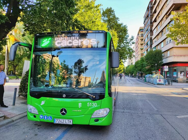PSOE afea que Mateos se olvide de los barrios y aleje an ms parada del bus al ferial