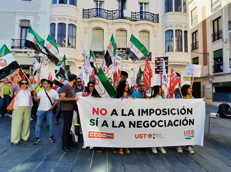 Unos 300 trabajadores piden al Ayuntamiento Badajoz ms negociacin y menos imposicin