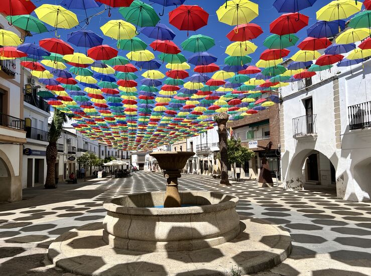 1500 paraguas llenan de color la Plaza Mayor de Malpartida de Cceres para paliar calor