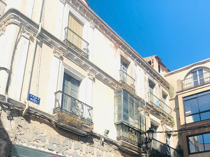 Arrancan las obras de restauracin de la fachada del edificio de la calle Moret en Cceres
