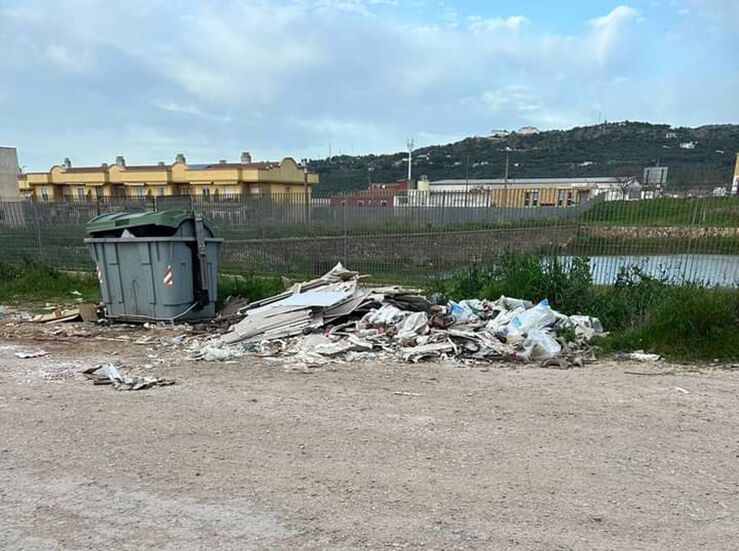 Critican estado de abandono y acumulacin basura en polgono Charca Musia de Cceres