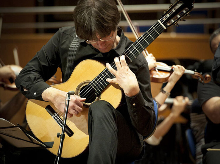 Concierto del afamado guitarrista Joaqun Clerch en el Claustro de Santa Clara en Mrida