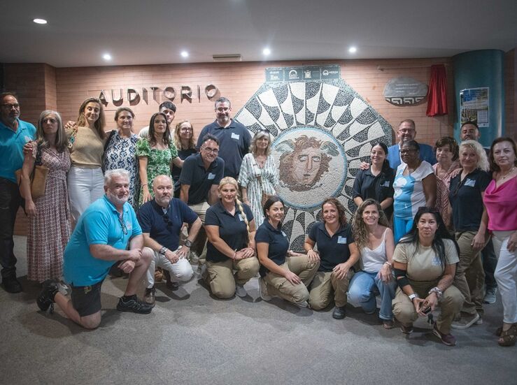 Mayores de Mrida elaboran un mosaico de Medusa que luce en el Centro Cultural Alcazaba