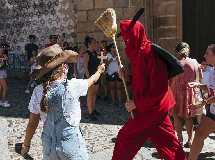 Jorge Armestar lleva a Ripollet un libro con fiestas tradicionales de provincia de Badajoz