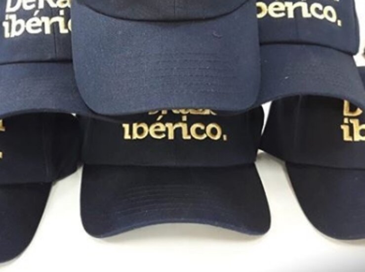 Bordados Personalizados Madrid un negocio familiar que destaca en bordar gorras