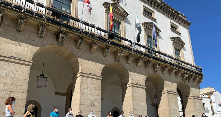 Cáceres guarda un minuto de silencio por los últimos asesinatos machistas