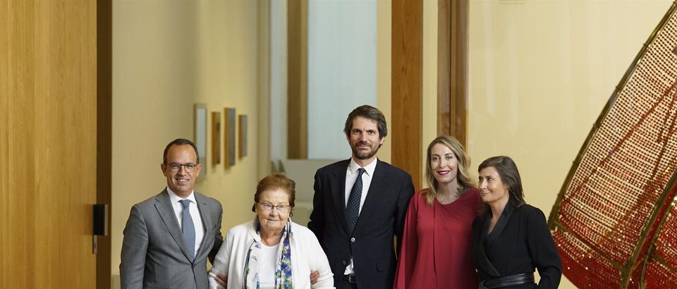 Helga de Alvear recebe Medalha de Mérito Cultural de Portugal pelo seu apoio à arte portuguesa