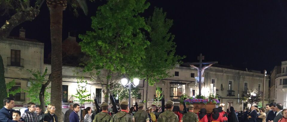Costaleros and soldiers parade in Cáceres with Jesús de la Salud and Las Batalas