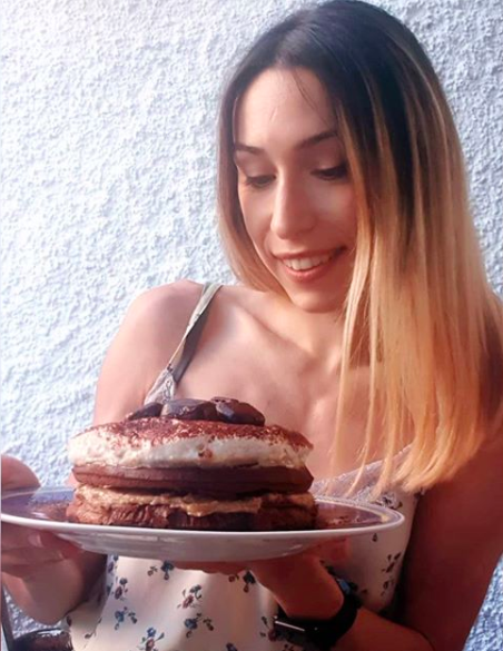Laura junto a una de sus tartas saludables.