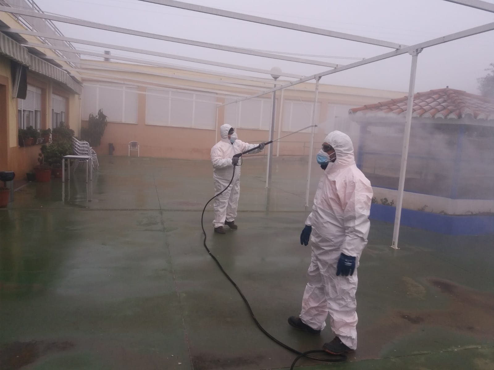 Operarios desinfectando una residencia de mayores en Mérida durante la pandemia.