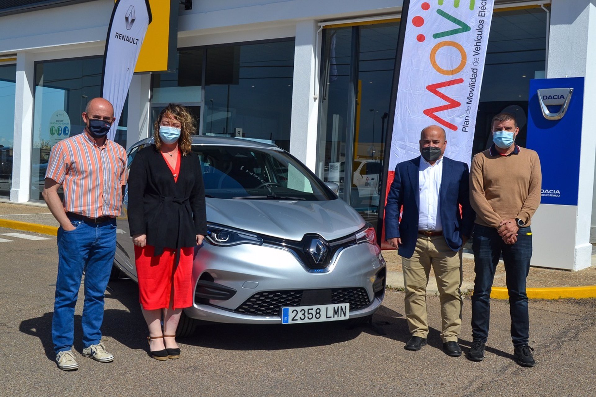 Momento de la entrega del vehículo por parte de la Fundación Renault al Vivero Provincial de Diputación de Badajoz.