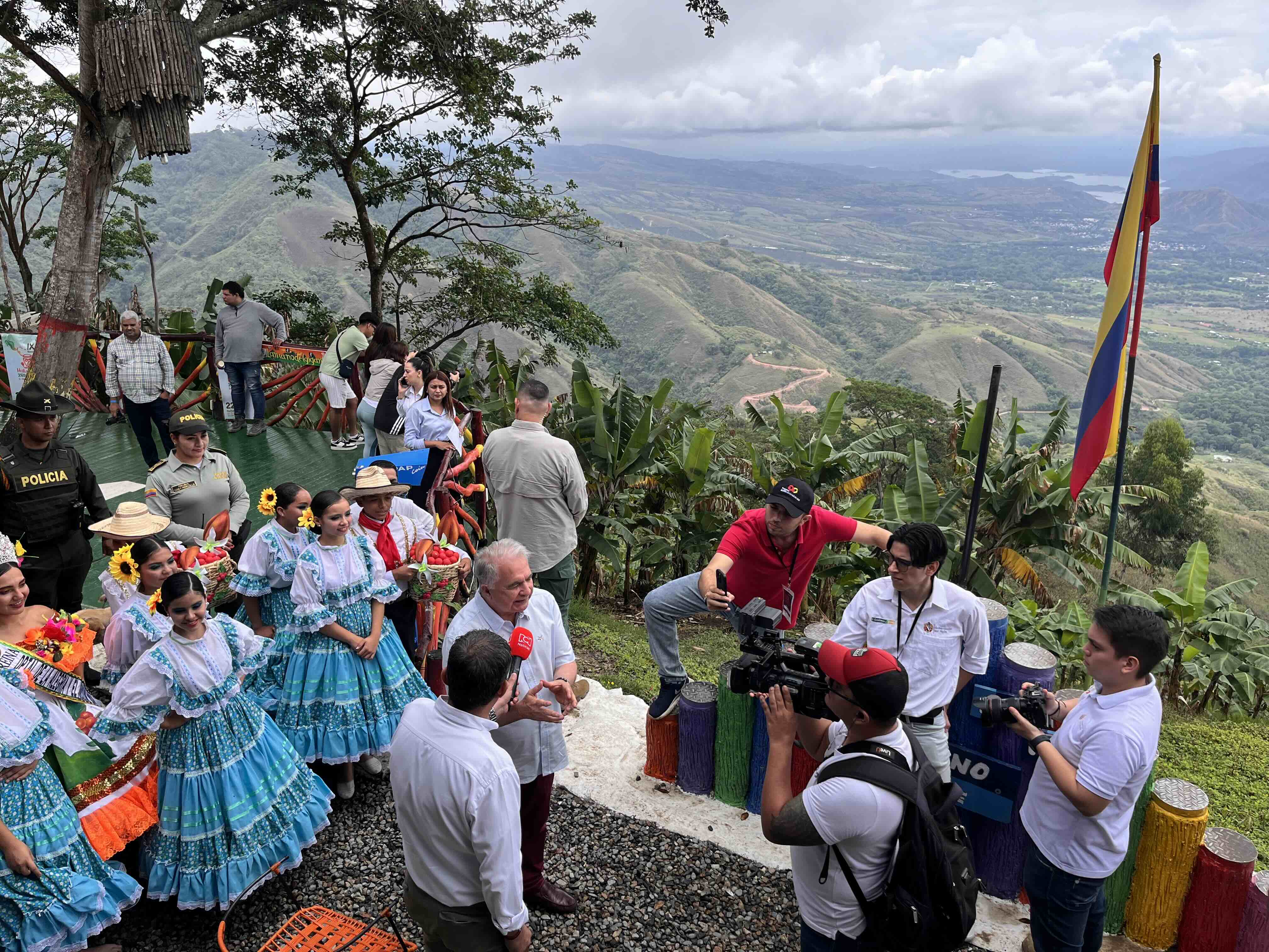 gobernador Huila en la Mano del Gicante