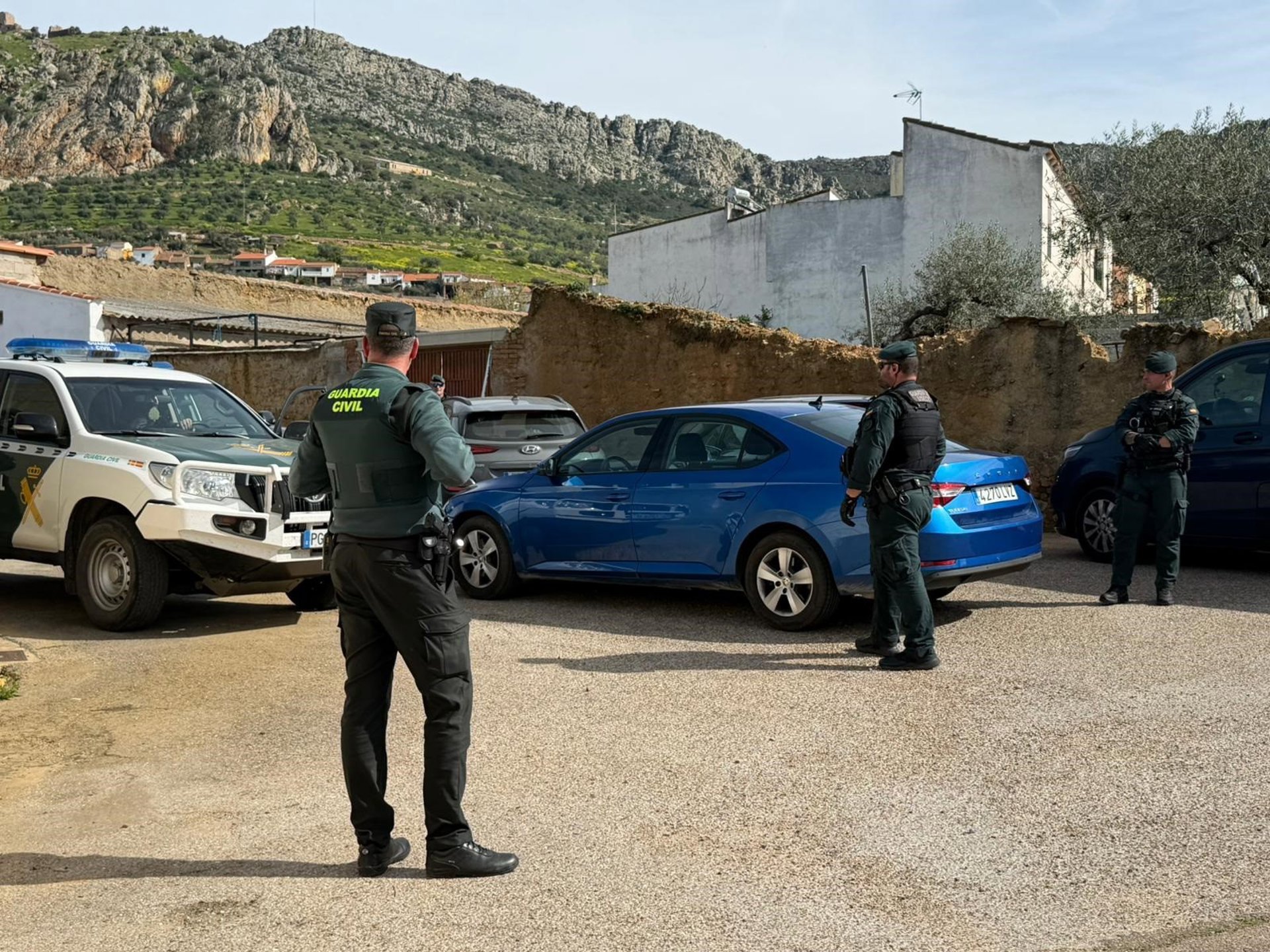 La Guardia Civil a las puertas de la finca que está siendo registrada por los agentes (Ep.)